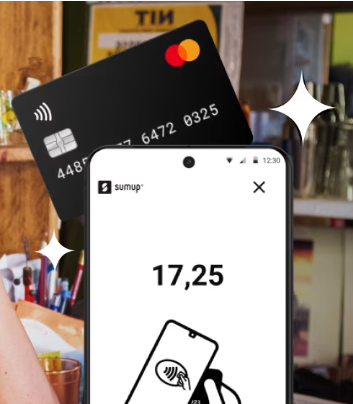 Cliente pagando por aproximação com celular sobre uma maquininha SumUp em um balcão de loja